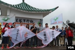 香港支联会副主席蔡耀昌(中间讲话者)及其成员5月5日冒雨举行六四风筝放飞行动 (美国之音记者申华拍摄)