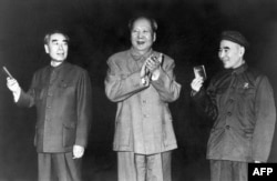 1967年10月,北京,中共和中华人民共和国的头三号领导人:共产主义革命领袖毛泽东(1893-1976)居中,两侧的周恩来和林彪挥动《毛主席语录》。