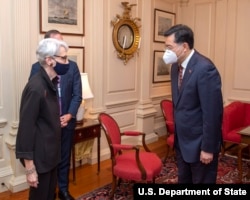 资料照:美国常务副国务卿谢尔曼2021年8月12日会晤中国新任驻美大使秦刚。(图片来自谢尔曼副国务卿的推特账户)