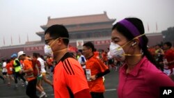 2014年北京国际马拉松赛的参加者戴口罩在雾霾中跑步(2014年10月19日)