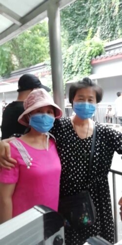 河南省异议人士聂丽娜 (左边着粉红衣者,照片提供:王素娥)