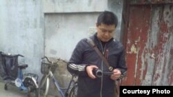 疑似国保人员在倪玉兰临时借助地外面摄像。(微博图片)