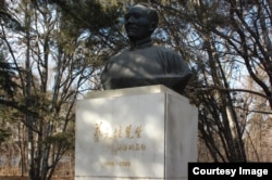 北京大学校园内老校长蔡元培之像(美国之音拍摄)