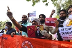 印度抗议者在中国驻新德里大使馆前呼喊口号抗议中印军队在有争议边境发生冲突。(2020年6月17日)