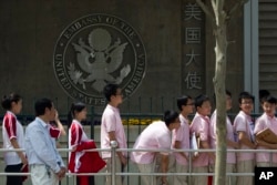 申请美国签证的中国学生在美国大使馆外等候面试(资料照)。
