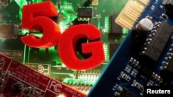 代表5G的3D打印物体放置在主板上。(2020年4月24日)