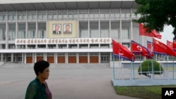 中国领导人习近平访问平壤之际,平壤街头的朝鲜与中国国旗。(2019年6月20日)