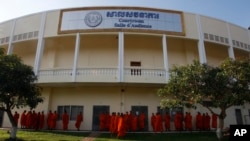 រូបឯកសារ៖ ព្រះសង្ឃរង់ចាំចូលរួមសវនាការរបស់តុលាការខ្មែរក្រហមនៅរាជធានីភ្នំពេញ កាលពីថ្ងៃទី ១៦ ខែវិច្ឆិកា ឆ្នាំ ២០១៨។