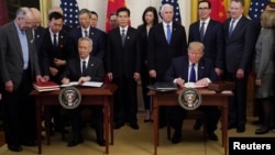 美国总统特朗普与中国副总理刘鹤在白宫签署美中第一阶段贸易协议。(2020年1月15日)