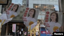 在香港举行区议会选举之前,可以看到候选人罗伟珊的竞选标语。(路透社,2019年11月23日)