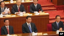中共领导人出席北京召开的两会,左起:贺国强、习近平、温家宝