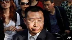资料照:中国人权律师江天勇2012年在北京对记者们讲话。