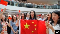 亲北京的支持者手举中国国旗在香港金融中心商场唱中国国歌。(2019年9月12日)