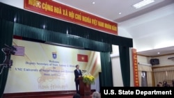 美国副国务卿布林肯在越南河内对400多名学生演讲(图片来源:美国国务院)