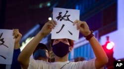 香港示威者聚集在理工大学附近高呼口号要求“放人”。(2019年11月15日)