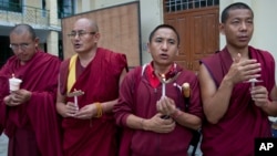 在印度达兰萨拉的西藏喇嘛为在中国监狱中死亡的西藏僧侣丹增德勒仁波切举行法事。(2015年7月13日)