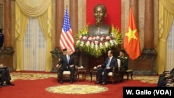 美国国防部长马蒂斯在河内国家主席官邸跟已故前越南国家主席陈大光会谈。(2018年1月25日)