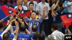 国民党总统竞选人韩国瑜在台北向支持者挥手致意。(2019年7月20日)