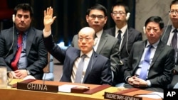 中国常驻联合国代表刘结一在安理会表决制裁朝鲜决议时举手赞成(2017年8月5日)