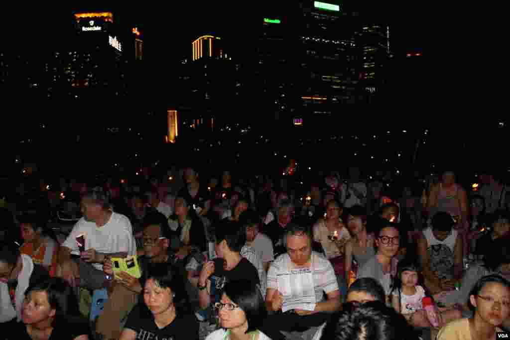 纪念六四25周年香港维园烛光晚会(美国之音图片/海彦拍摄)