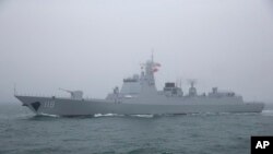 中国海军052D型贵阳号导弹驱逐舰在青岛附近参加海军演练。(2019年4月23日)
