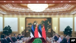 资料照:2018年9月18日,中国国家主席习近平(左二)在人民大会堂会见爱沙尼亚总统卡留莱德(右四)。