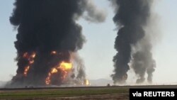 阿富汗靠近伊朗的边境地区数百辆燃油车2月13日发生爆炸,引发大火。