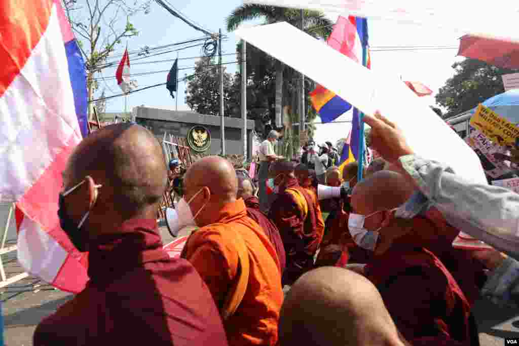 ရန်ကုန်မြို့အင်ဒိုနီးရှားသံရုံးရှေ့က ဆန္ဒပြ မြင်ကွင်း။