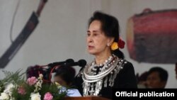 (၇၂)ကြိမ်မြောက် ကချင်ပြည်နယ်နေ့ အခမ်းအနားမှာ အတိုင်ပင်ခံ မိန့်ခွန်းပြော (ဓါတ်ပုံ-Myanmar State Counsellor Office)