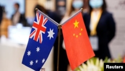 资料照:在上海举行的第三届中国国际进口博览会展台上的澳大利亚和中国国旗。(2020年11月6日)