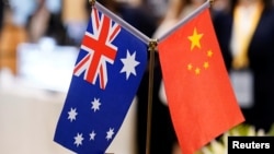 在上海举行的第三届中国国际进口博览会展台上的澳大利亚和中国国旗。(2020年11月6日)