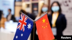 在上海举行的第三届中国国际进口博览会展台上的澳大利亚和中国国旗。(2020年11月6日)