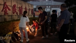 资料照片:中国广东珠海体育中心发生一名凶嫌驾车蓄意撞人重大恶性案件后市民悼念献花。(2024年11月11日)