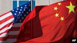 资料照片:美国国旗和中国国旗。