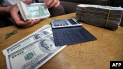 TO GO WITH Myanmar-politics-economy-forex,FOCUS by Daniel ROOK This picture taken on September 3, 2011 shows an illegal money changer exchanging Myanmar kyat bank notes into US dollars in a back alley of the country's main city and former capital Yangon.