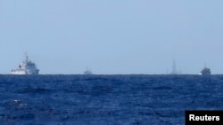 资料照片:中国船只在南中国海守护在中海油的HD-981钻井平台附近。(2014年7月15日)