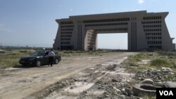 为了因应“一带一路”发展规划的需要, 中国和哈萨克斯坦正在兴建霍尔果斯新国门和海关通道。 (美国之音叶兵拍摄)