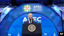 美国总统拜登2023年11月16日在旧金山举行的亚太经济合作组织年度会议上向首席执行官们发表讲话。 (美联社照片)