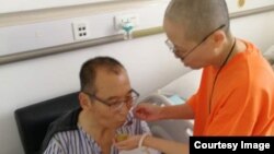 刘霞在医院病房陪护患肝癌晚期的刘晓波。(网络图片)