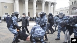 1月31日, 警察在莫斯科逮捕抗议当局拘押反对派领袖纳瓦尔尼的示威者。