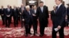 中国国家主席习近平与美国前国务卿基辛格步入北京人大会堂出席2019创新经济论坛。 (2019年11月22日)