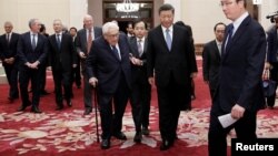 中国国家主席习近平与美国前国务卿基辛格步入北京人大会堂出席2019创新经济论坛。 (2019年11月22日)