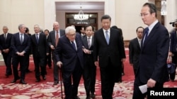 中国国家主席习近平与美国前国务卿基辛格步入北京人大会堂出席2019创新经济论坛。 (2019年11月22日)