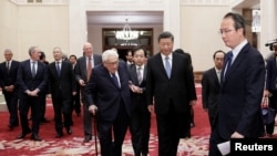 中国国家主席习近平与美国前国务卿基辛格步入北京人大会堂出席2019创新经济论坛。 (2019年11月22日)