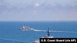 美国海警一艘巡逻艇与海军一艘军舰2021年8月27日一起穿越台湾海峡。(美国海警队照片)