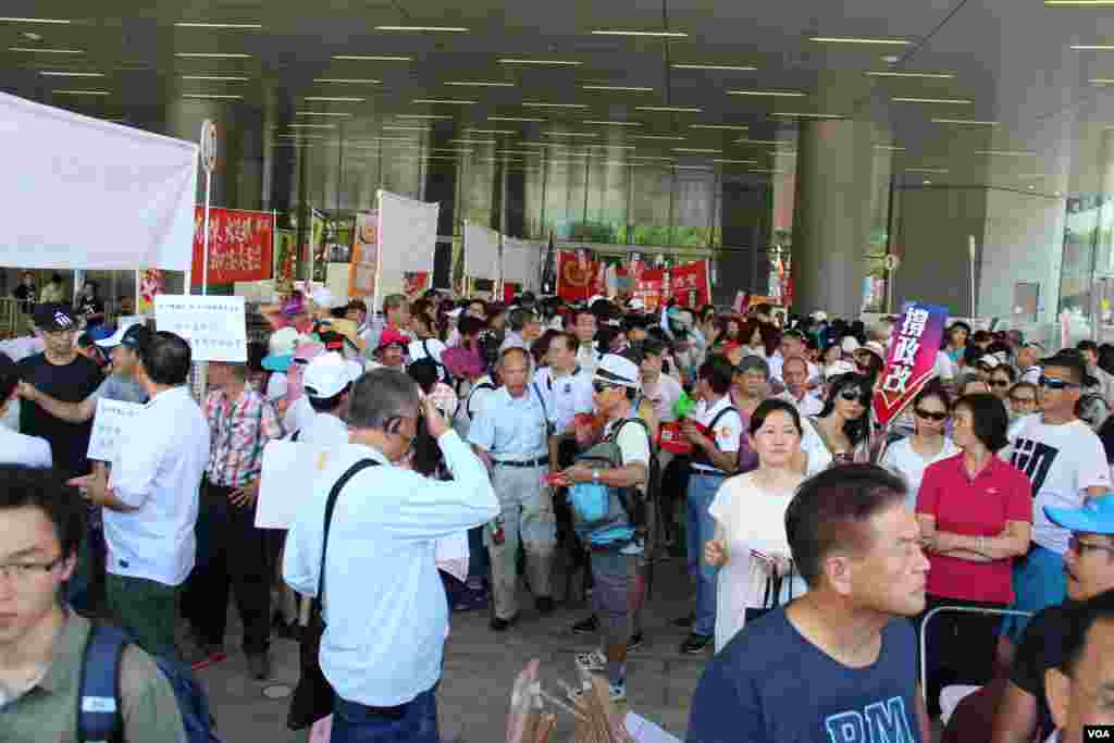 支持和反对政改的民众在立法会外集会造势 (博讯/美国之音图片 )