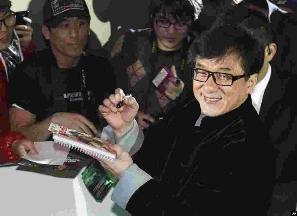 武打明星成龙在韩国首尔为影迷签名。他说他为自己的儿子使用毒品而感到羞耻(2014年1月19日)