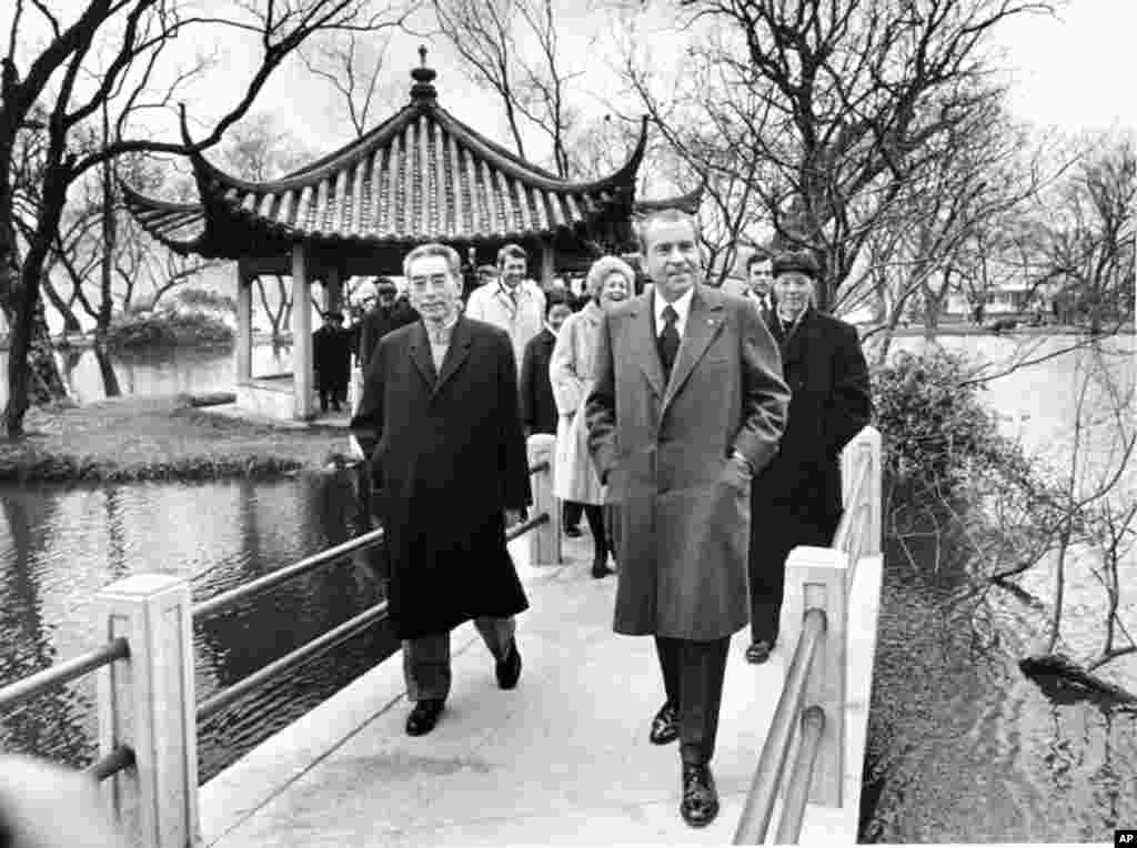1972年2月26日中国总理周恩来陪美国总统尼克松游览杭州西湖。尼克松和美国国务卿基辛格同周恩来、中国外交部副部长乔冠华在杭州刘庄(即西湖国宾馆)商定《中美联合公报》的文本。2003年,中国总理温家宝说:“不久前,我到过中国杭州,漫步在当年中美谈判上海公报的刘庄八角亭边,面对波光荡漾的西湖,不禁感慨万千。”“1972年发表上海公报时,两国贸易几乎为零,美国政府为表示对中国的友好,破例允许美国公民回国时可带回100美元中国制造的商品。”  