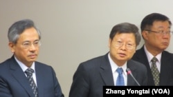 台湾禽流感防疫官员在立法院接受质询(美国之音张永泰拍摄)