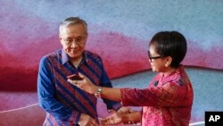 ထိုင်းနိုင်ငံခြားရေးဝန်ကြီး Don Pramudwinai နဲ့ အင်ဒိုနီးရှားနိုင်ငံခြားရေးဝန်ကြီး Retno Marsudi တို့ကို အာဆီယံအစည်းအဝေးတစ်ခုမှာတွေ့ရစဉ်။